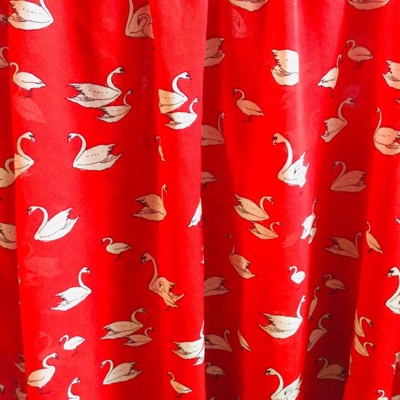 🦢🦢🦢Forever 21 Size L Swan Print Top🦢🦢🦢 - Picture 4 of 4